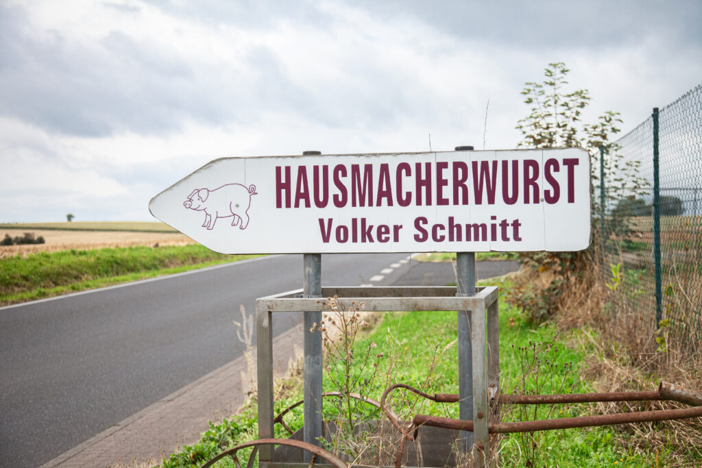 Hinweisschild zum Hof